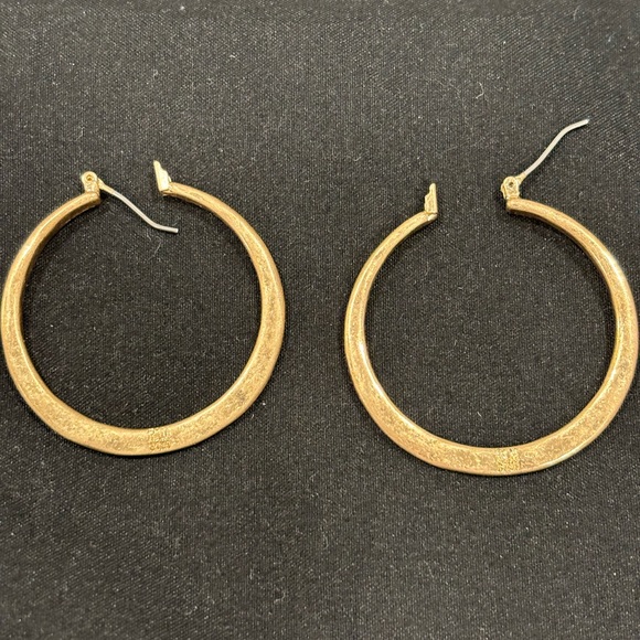 Gold hoop earrings. Medium size. - Picture 1 of 3